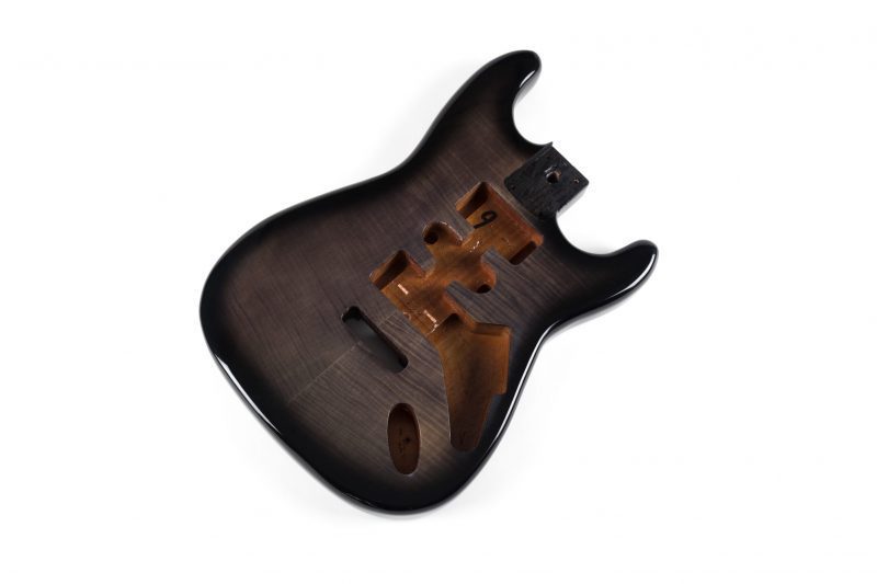 CUERPO STRATOCASTER DE CAOBA CON TAPA DE ARCE FLAMEADO NEGRO SUNBURST
