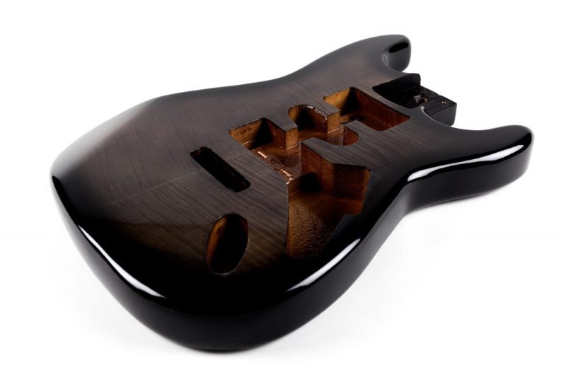 CUERPO STRATOCASTER DE CAOBA CON TAPA DE ARCE FLAMEADO NEGRO SUNBURST