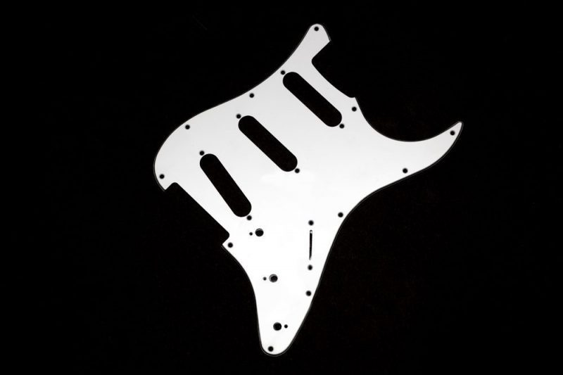 PICKGUARD STRATOCASTER SSS BLANCO 3 CAPAS