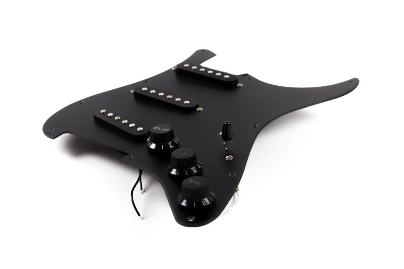 PICKGUARD STRATOCASTER SSS NEGRO MATE COMPLETO