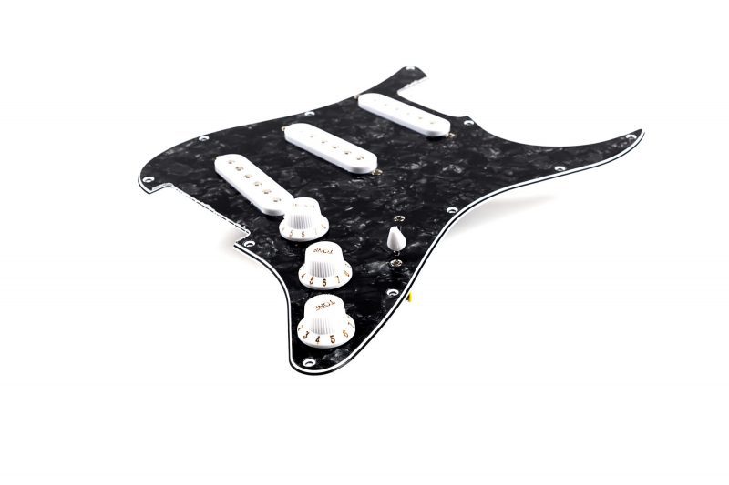 PICKGUARD STRATOCASTER SSS NEGRO PERLADO COMPLETO