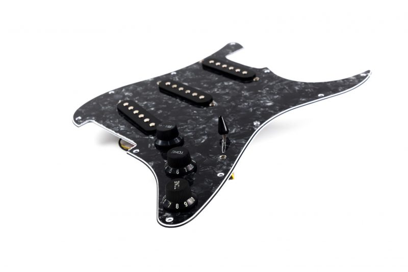 PICKGUARD STRATOCASTER SSS NEGRO PERLADO COMPLETO
