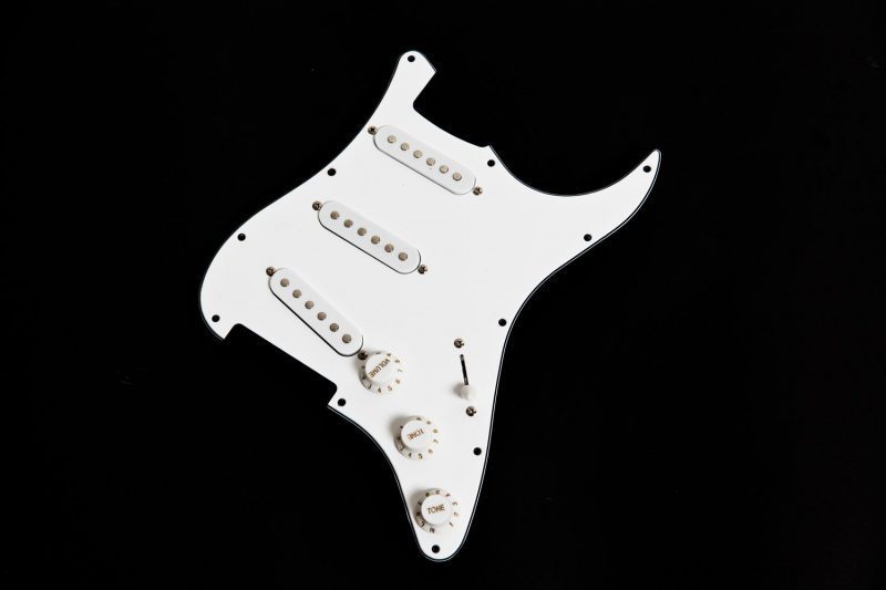 PICKGUARD STRATOCASTER SSS BLANCO 3 CAPAS COMPLETO