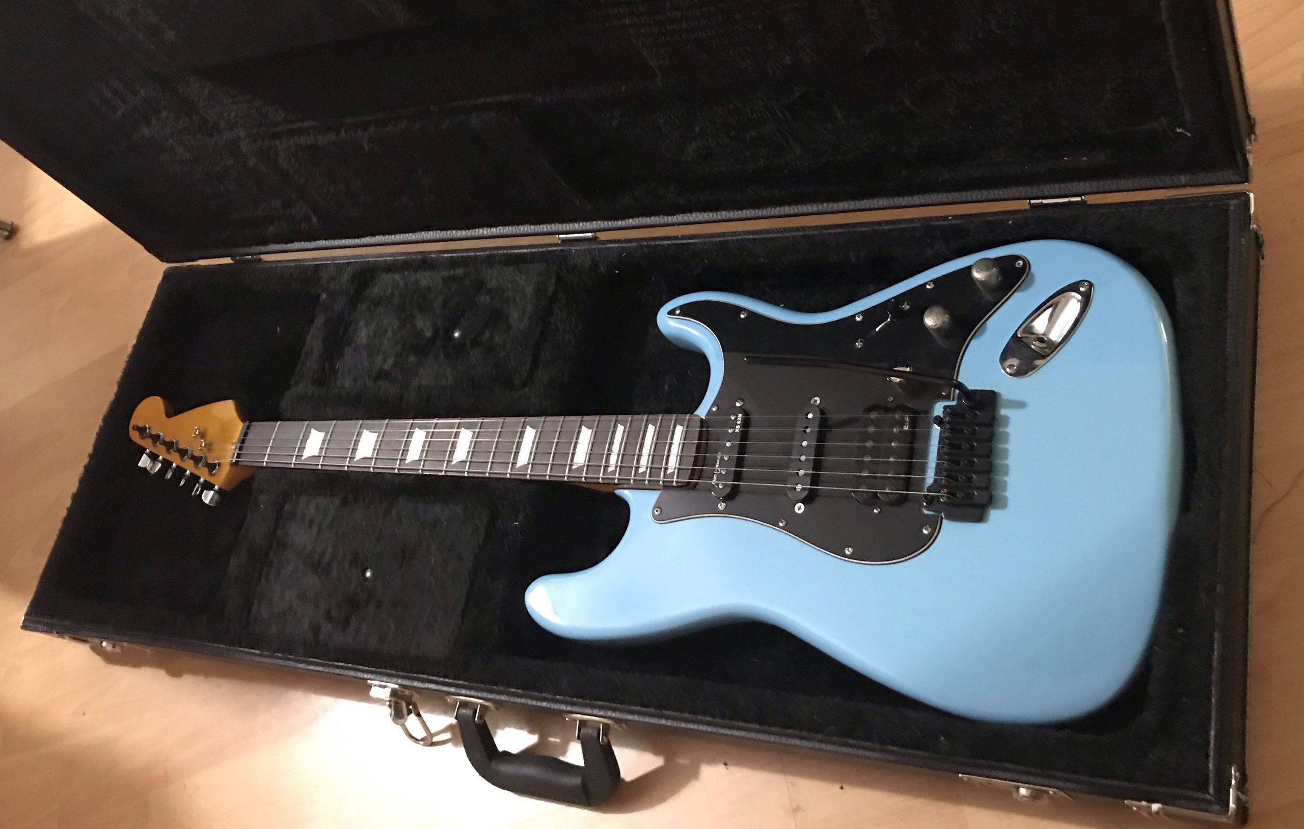 Stratocaster Daphne Blue de Miguel 10 IMG 1058 scaled